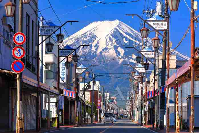 「商店街ごしの富士山」に殺到　外国人観光客が“危険撮影”　歩道はみ出し、車道の真ん中で…住民から不安の声