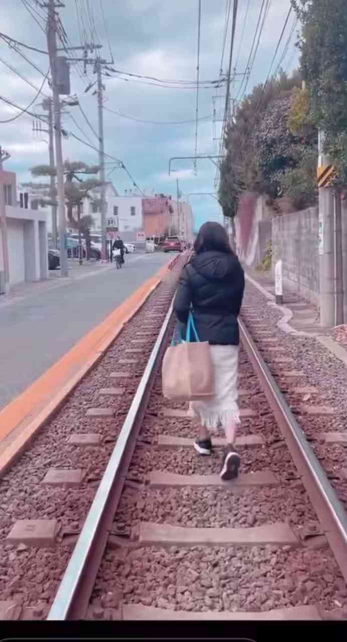 迷惑行為、電車でも…「江ノ電」線路上でインスタ撮影した女性が謝罪　同社は注意喚起「マナーを守って」