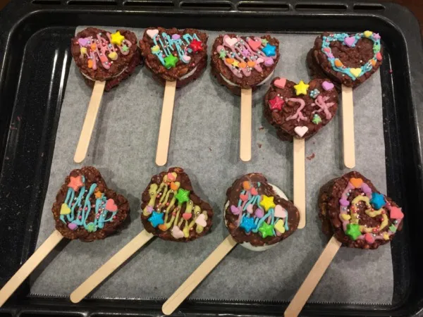 バレンタインデーへ向けてお菓子を手作りする人～！