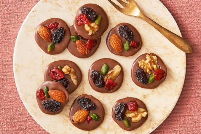 バレンタインデーへ向けてお菓子を手作りする人～！