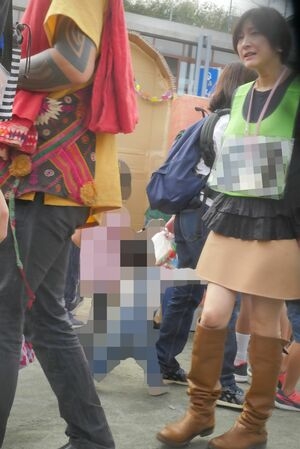 広末涼子:ミニスカート姿で照れ笑い 厚底ブーツを合わせ「高校時代を思い出す」