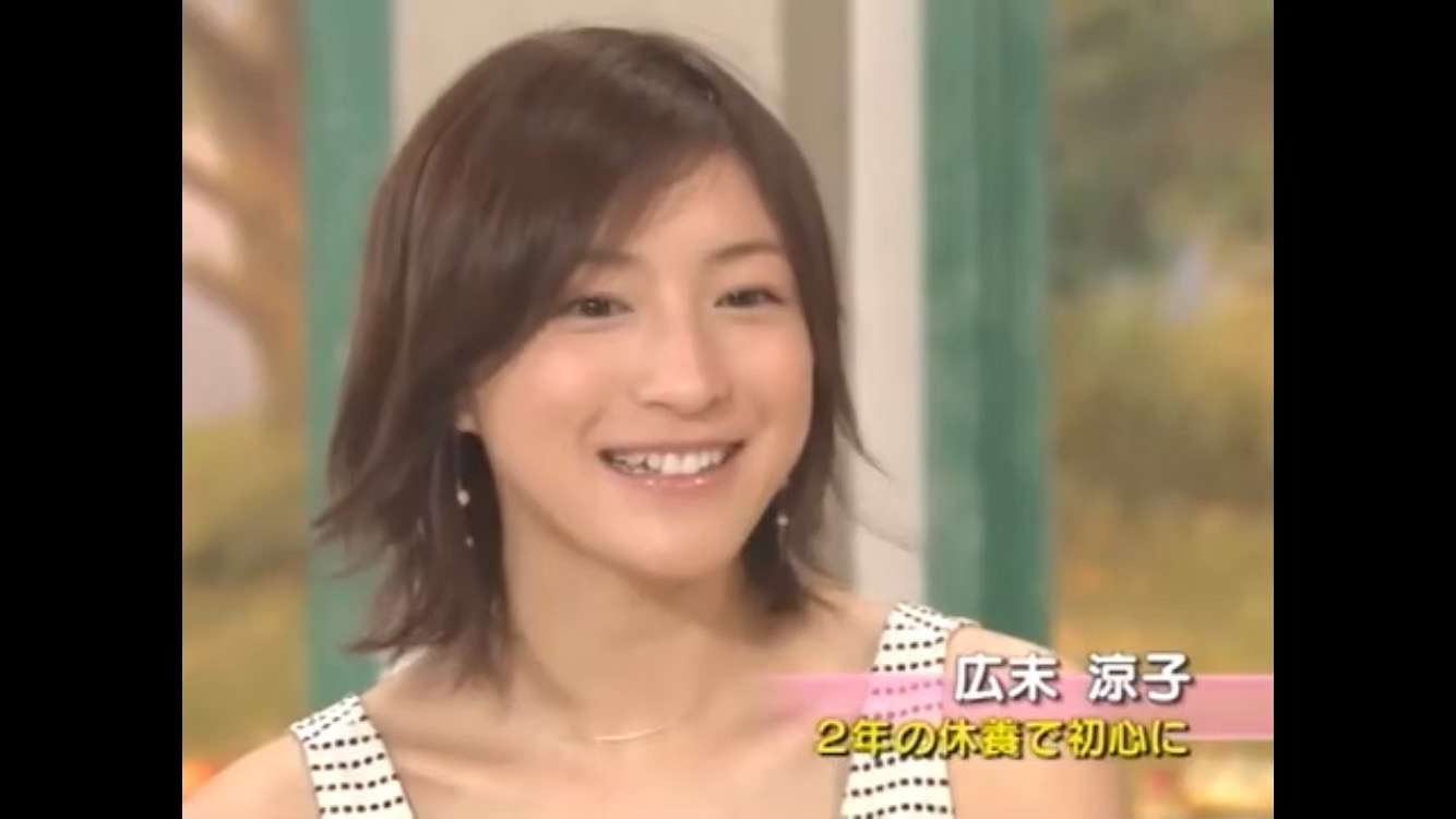 広末涼子:ミニスカート姿で照れ笑い 厚底ブーツを合わせ「高校時代を思い出す」