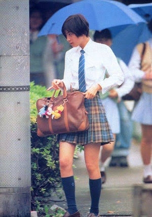 広末涼子:ミニスカート姿で照れ笑い 厚底ブーツを合わせ「高校時代を思い出す」