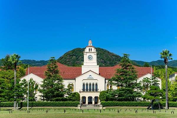 「お金がなかったけど、僕はええ学校に行けた」笑い飯・哲夫が激安塾を始めた思い
