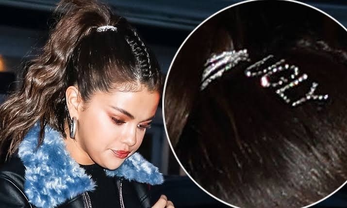 セレーナ・ゴメス、ノーメイクでくつろぐ自撮り写真を披露　「ナチュラルビューティの女王！」絶賛の声続出