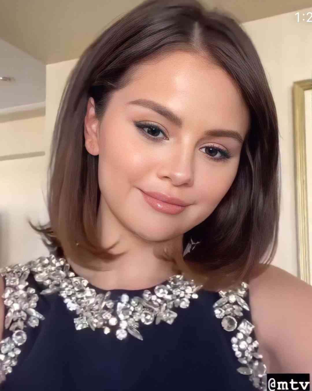 セレーナ・ゴメス、ノーメイクでくつろぐ自撮り写真を披露　「ナチュラルビューティの女王！」絶賛の声続出