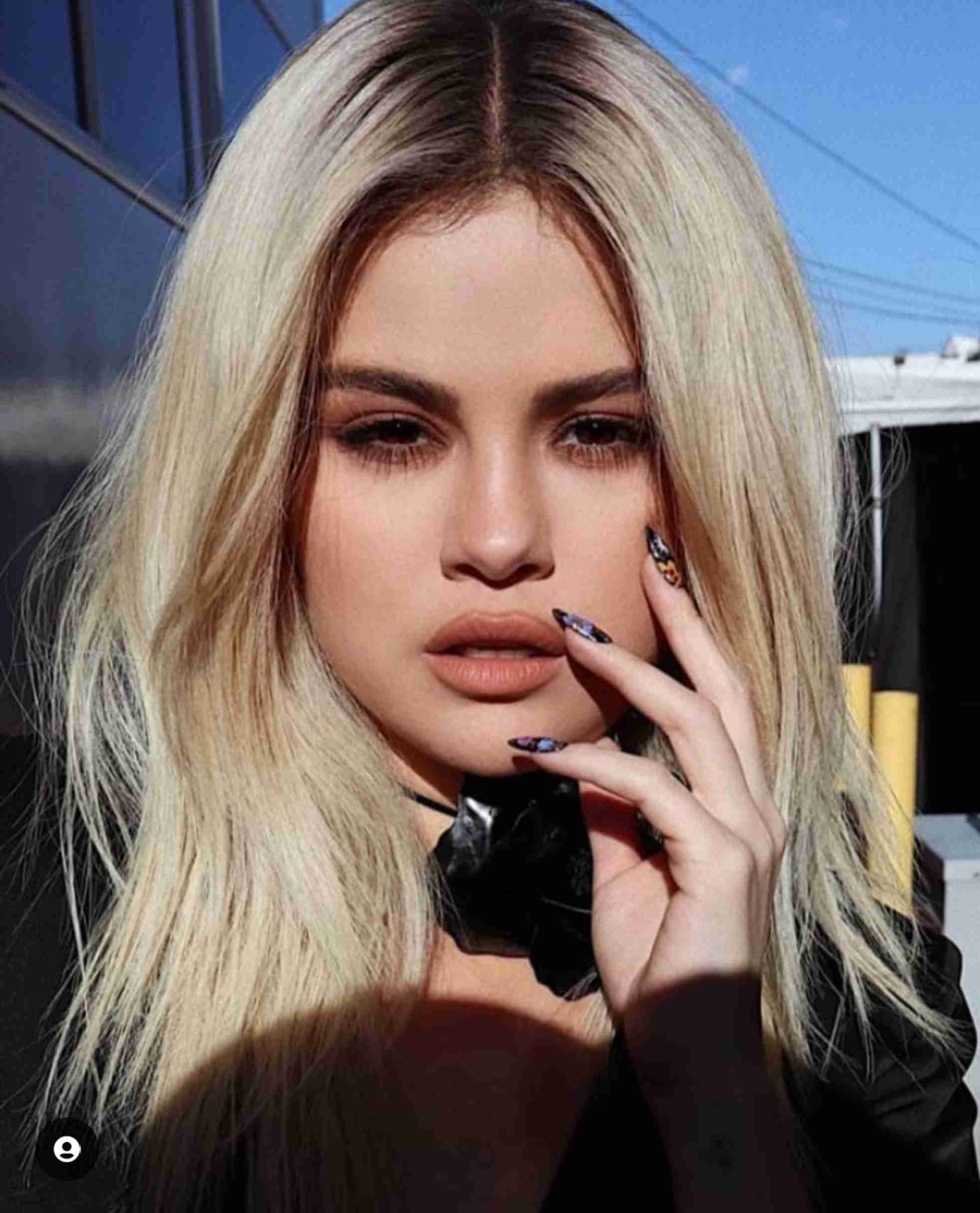 セレーナ・ゴメス、ノーメイクでくつろぐ自撮り写真を披露　「ナチュラルビューティの女王！」絶賛の声続出