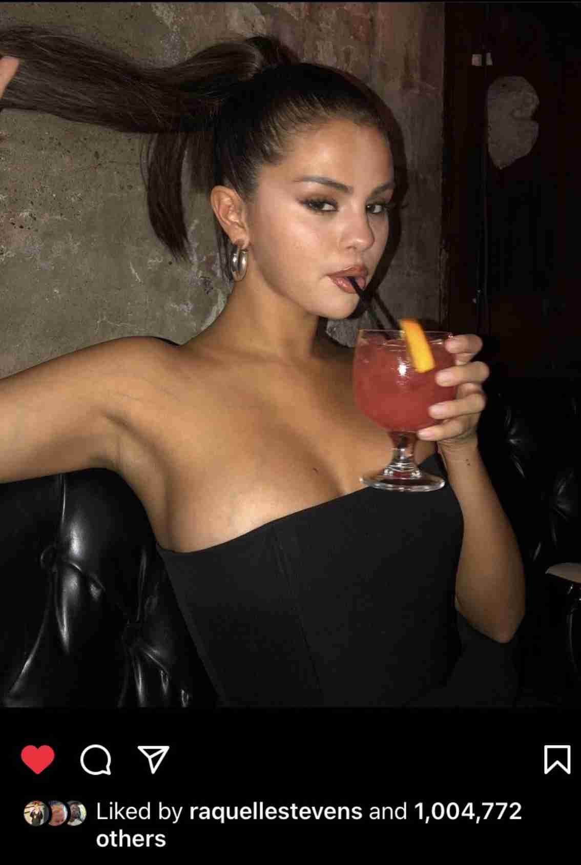 セレーナ・ゴメス、ノーメイクでくつろぐ自撮り写真を披露　「ナチュラルビューティの女王！」絶賛の声続出