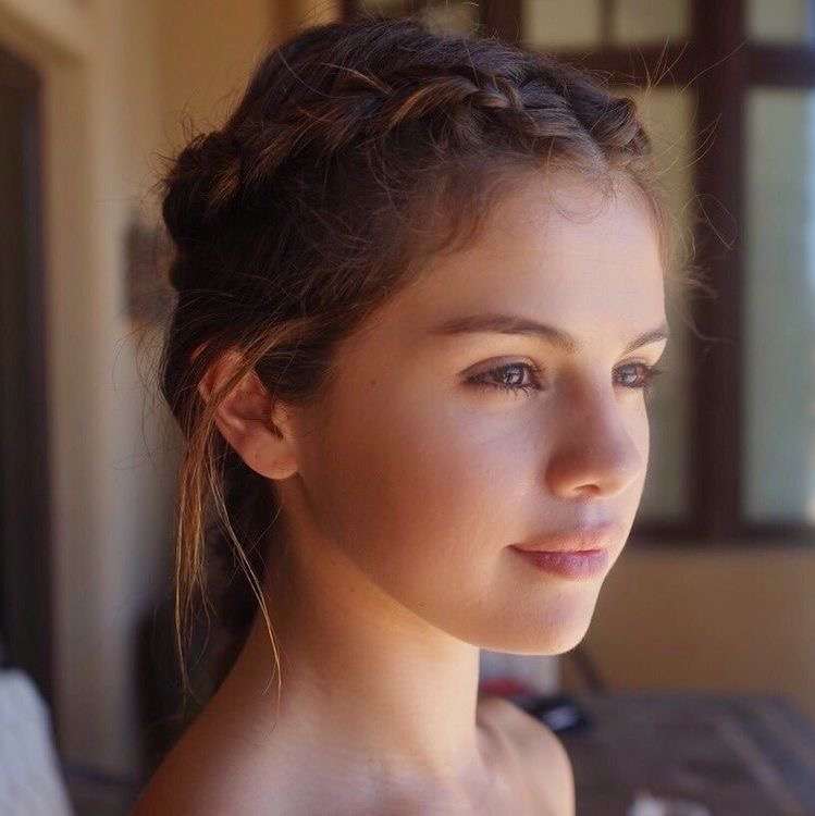 セレーナ・ゴメス、ノーメイクでくつろぐ自撮り写真を披露　「ナチュラルビューティの女王！」絶賛の声続出