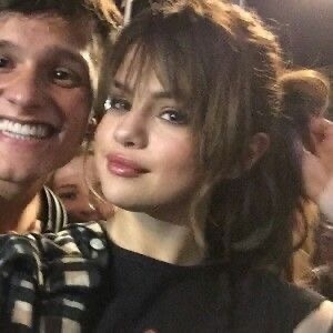 セレーナ・ゴメス、ノーメイクでくつろぐ自撮り写真を披露　「ナチュラルビューティの女王！」絶賛の声続出