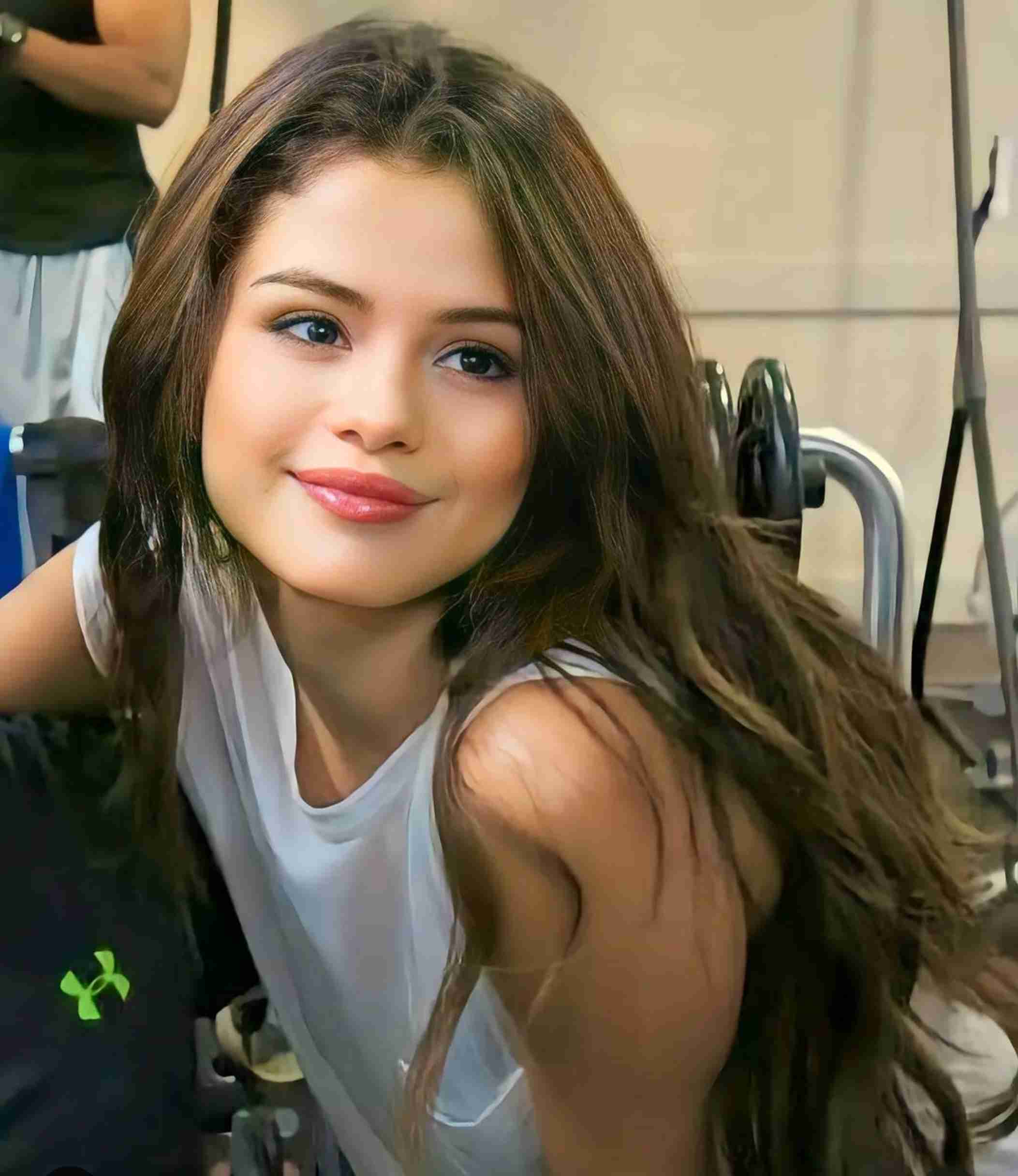 セレーナ・ゴメス、ノーメイクでくつろぐ自撮り写真を披露　「ナチュラルビューティの女王！」絶賛の声続出