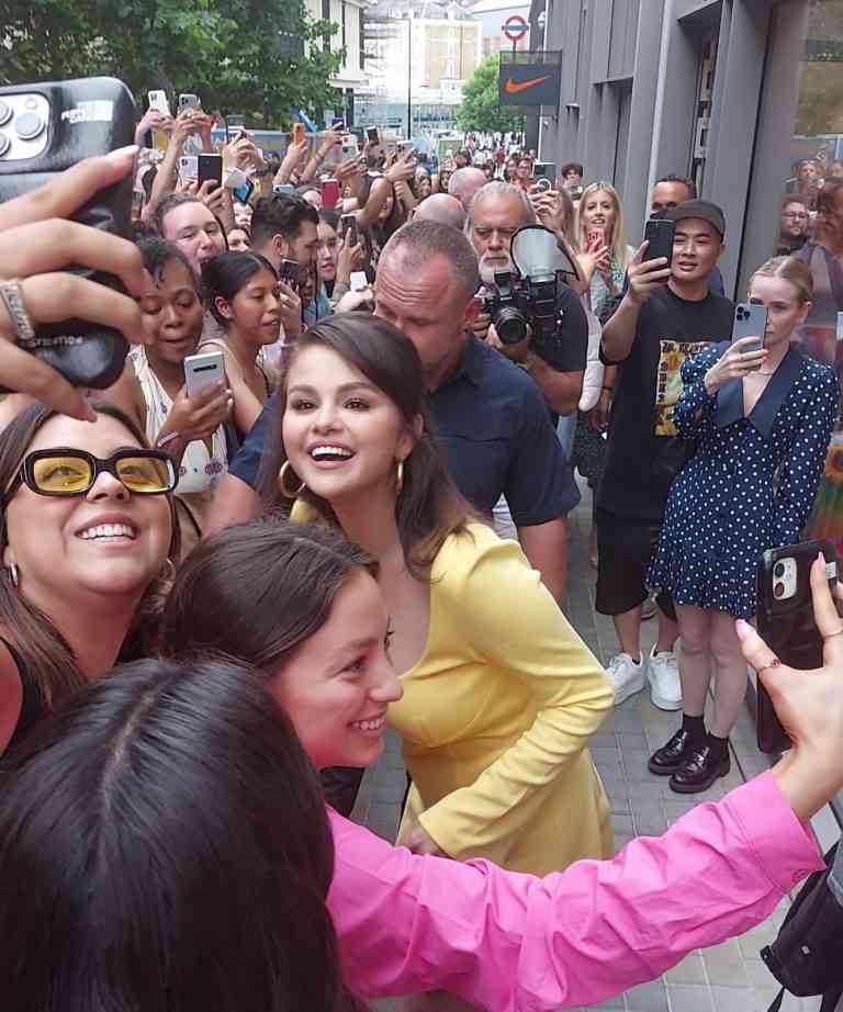 セレーナ・ゴメス、ノーメイクでくつろぐ自撮り写真を披露　「ナチュラルビューティの女王！」絶賛の声続出