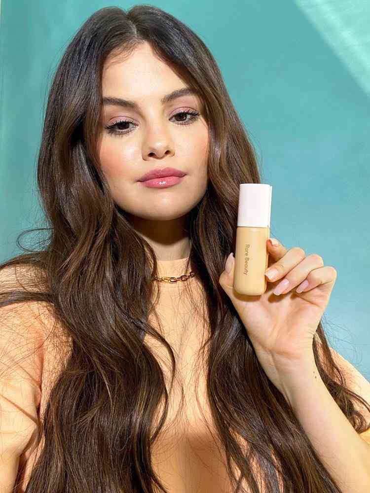 セレーナ・ゴメス、ノーメイクでくつろぐ自撮り写真を披露　「ナチュラルビューティの女王！」絶賛の声続出
