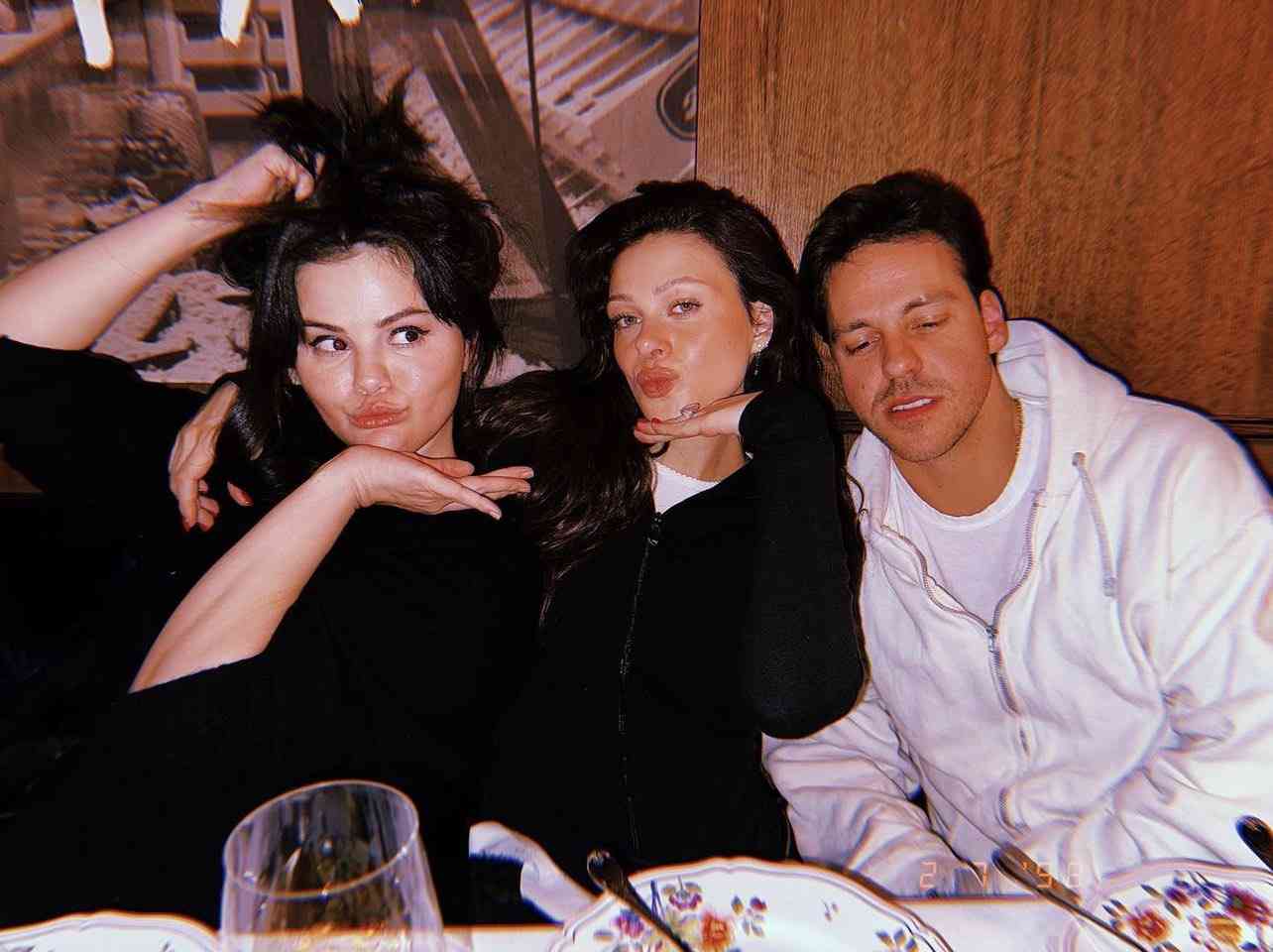 セレーナ・ゴメス、ノーメイクでくつろぐ自撮り写真を披露　「ナチュラルビューティの女王！」絶賛の声続出