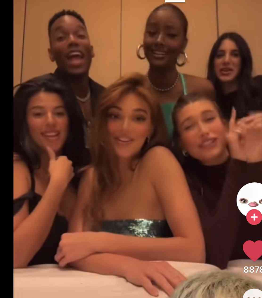 セレーナ・ゴメス、ノーメイクでくつろぐ自撮り写真を披露　「ナチュラルビューティの女王！」絶賛の声続出