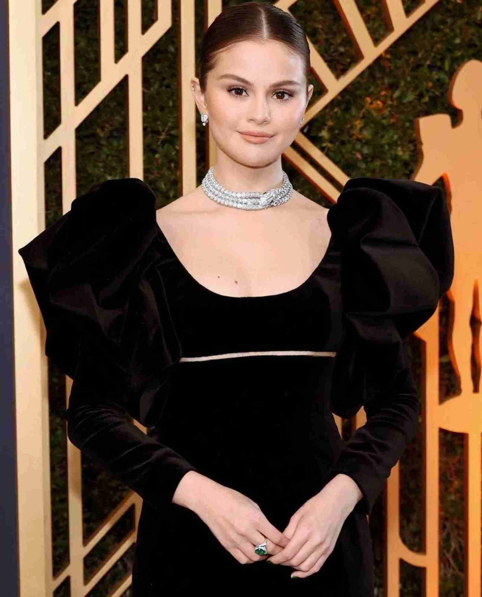 セレーナ・ゴメス、ノーメイクでくつろぐ自撮り写真を披露　「ナチュラルビューティの女王！」絶賛の声続出