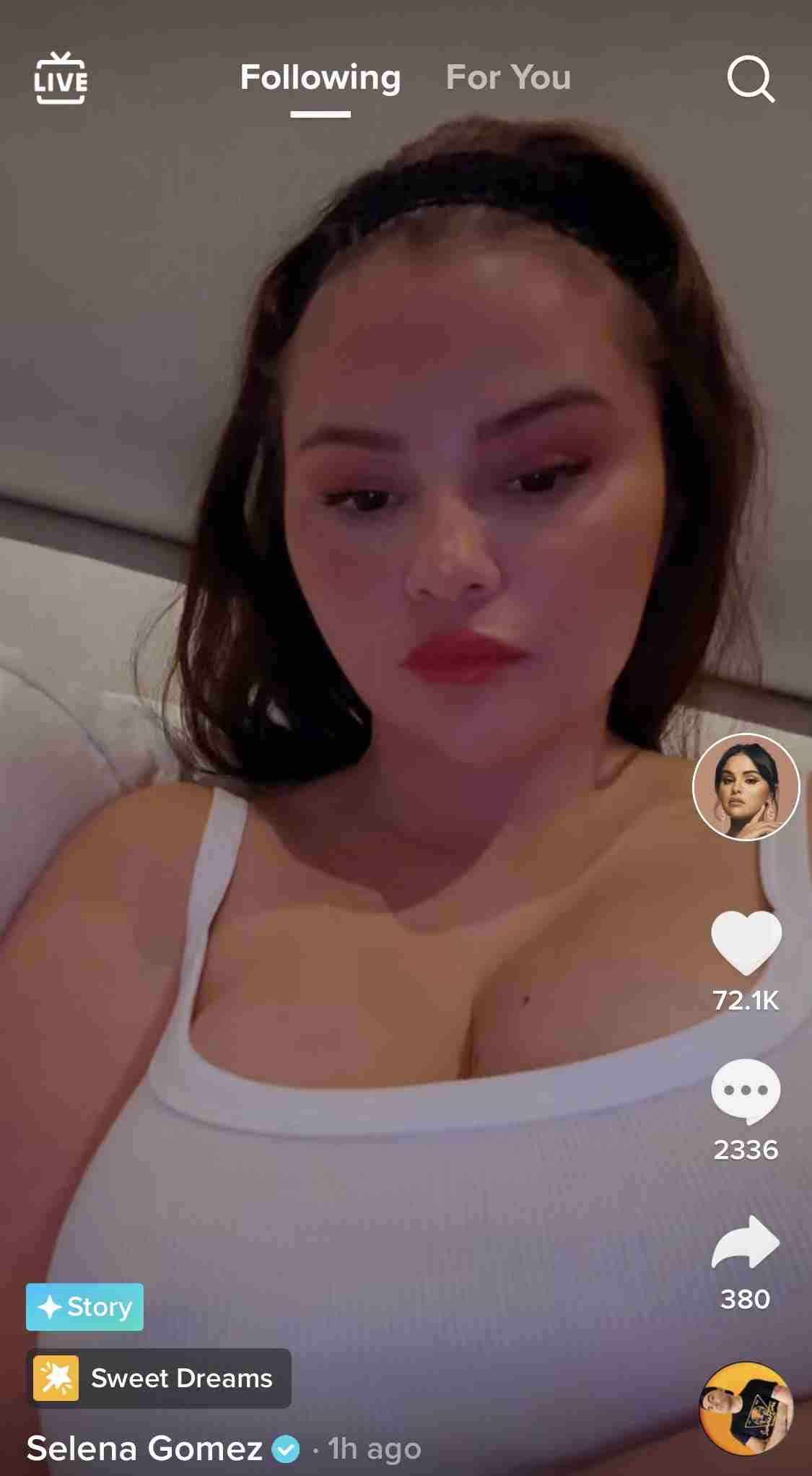 セレーナ・ゴメス、ノーメイクでくつろぐ自撮り写真を披露　「ナチュラルビューティの女王！」絶賛の声続出