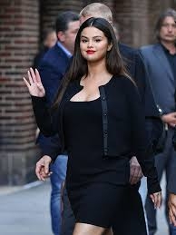 セレーナ・ゴメス、ノーメイクでくつろぐ自撮り写真を披露　「ナチュラルビューティの女王！」絶賛の声続出