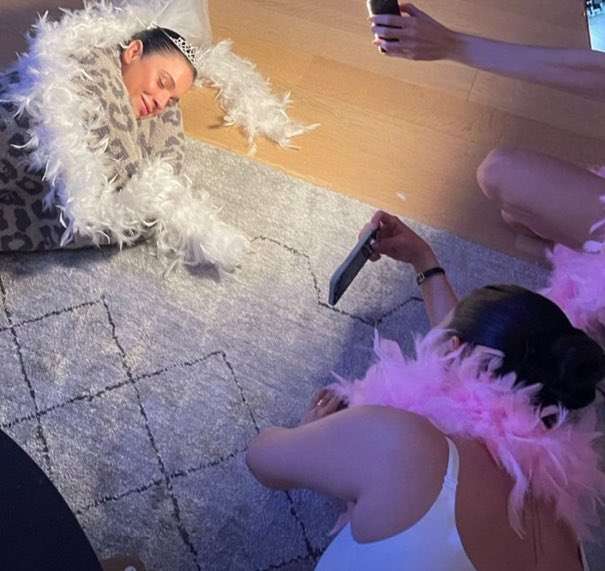 セレーナ・ゴメス、ノーメイクでくつろぐ自撮り写真を披露　「ナチュラルビューティの女王！」絶賛の声続出