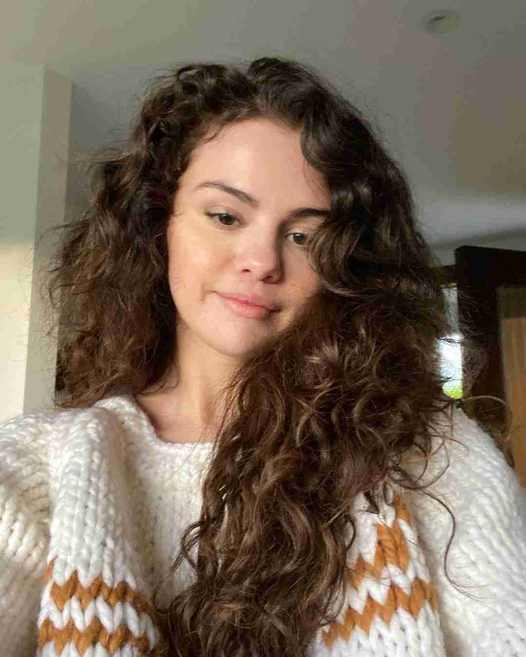 セレーナ・ゴメス、ノーメイクでくつろぐ自撮り写真を披露　「ナチュラルビューティの女王！」絶賛の声続出