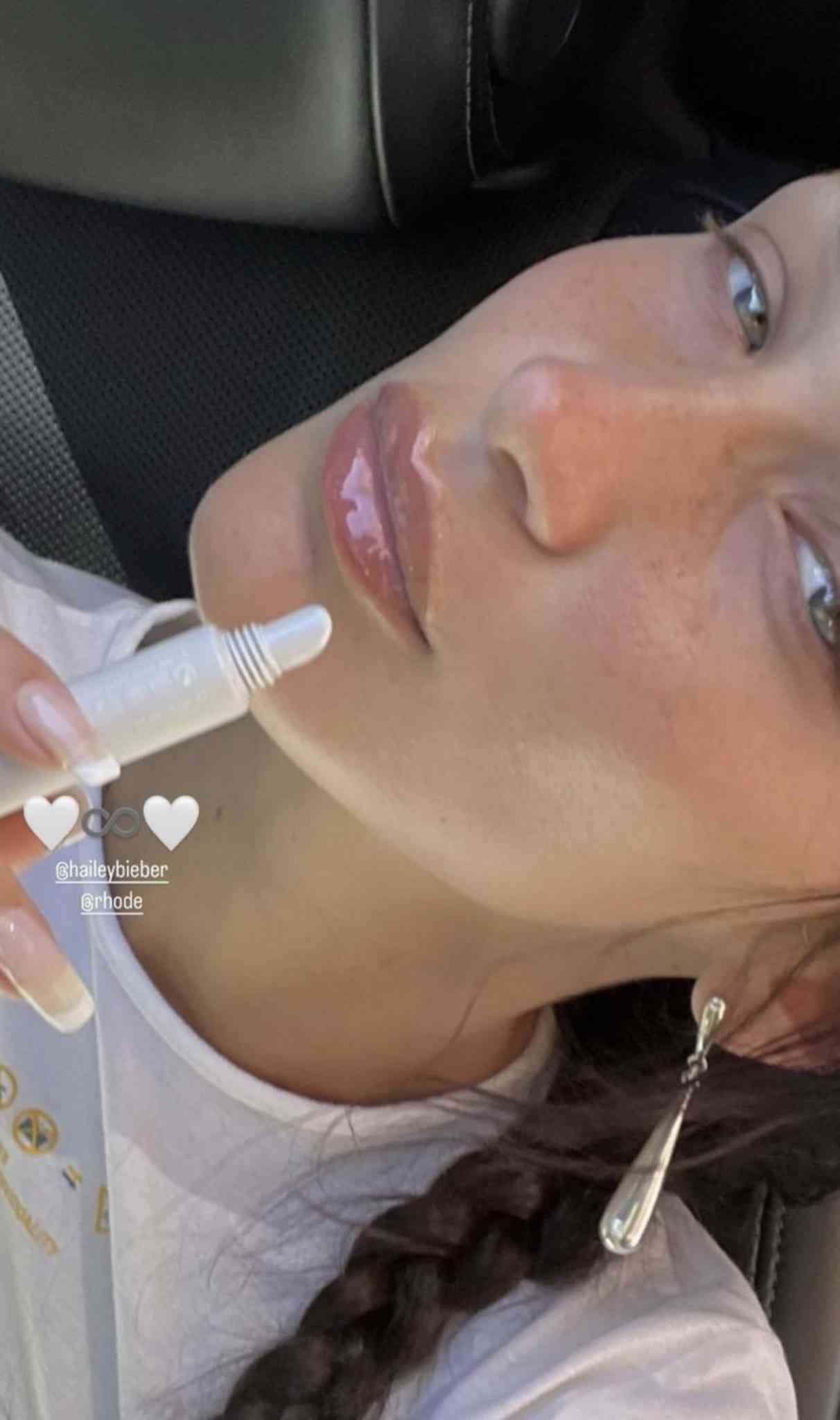 セレーナ・ゴメス、ノーメイクでくつろぐ自撮り写真を披露　「ナチュラルビューティの女王！」絶賛の声続出