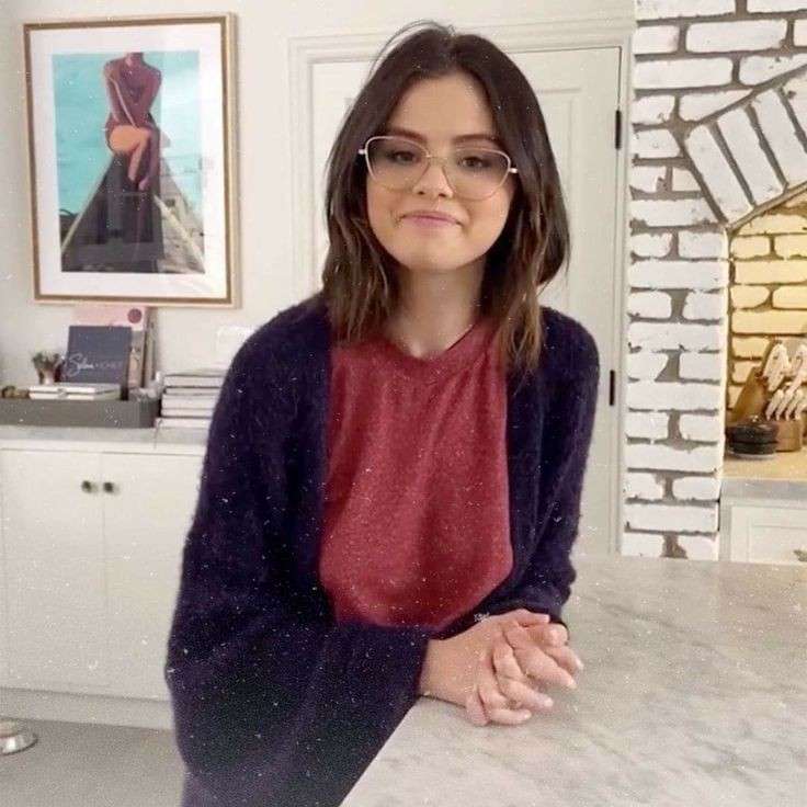 セレーナ・ゴメス、ノーメイクでくつろぐ自撮り写真を披露　「ナチュラルビューティの女王！」絶賛の声続出