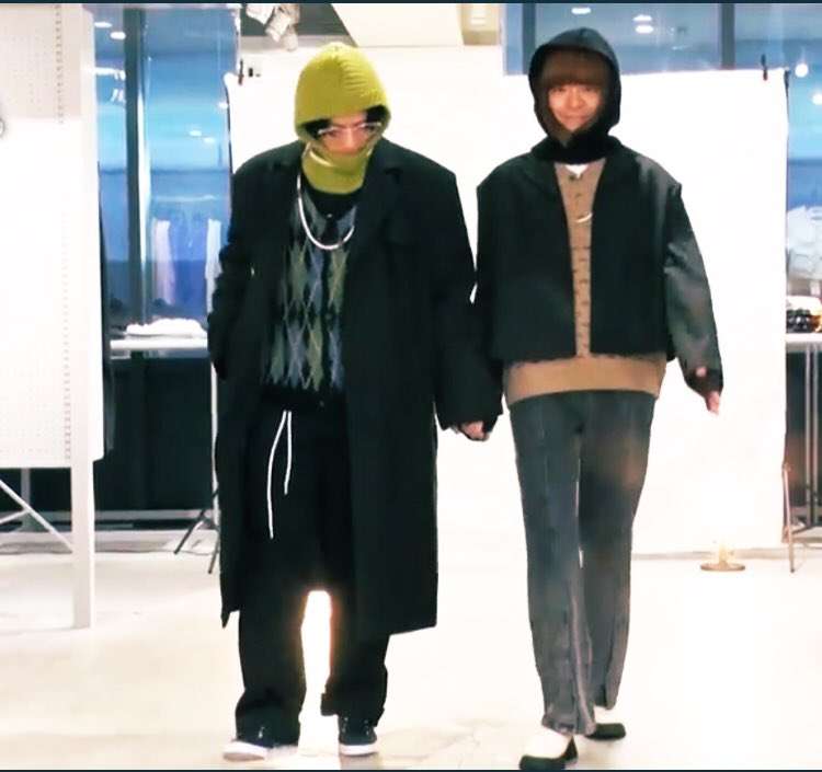 銀行強盗?20代に人気の“謎すぎアイテム”。どう使えばオシャレになるのか