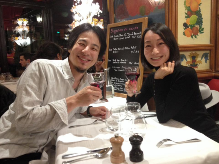 ひろゆき氏、生配信中に妻に怒られる…「ドン!!」と壁を叩いたような音とともに怒鳴り声