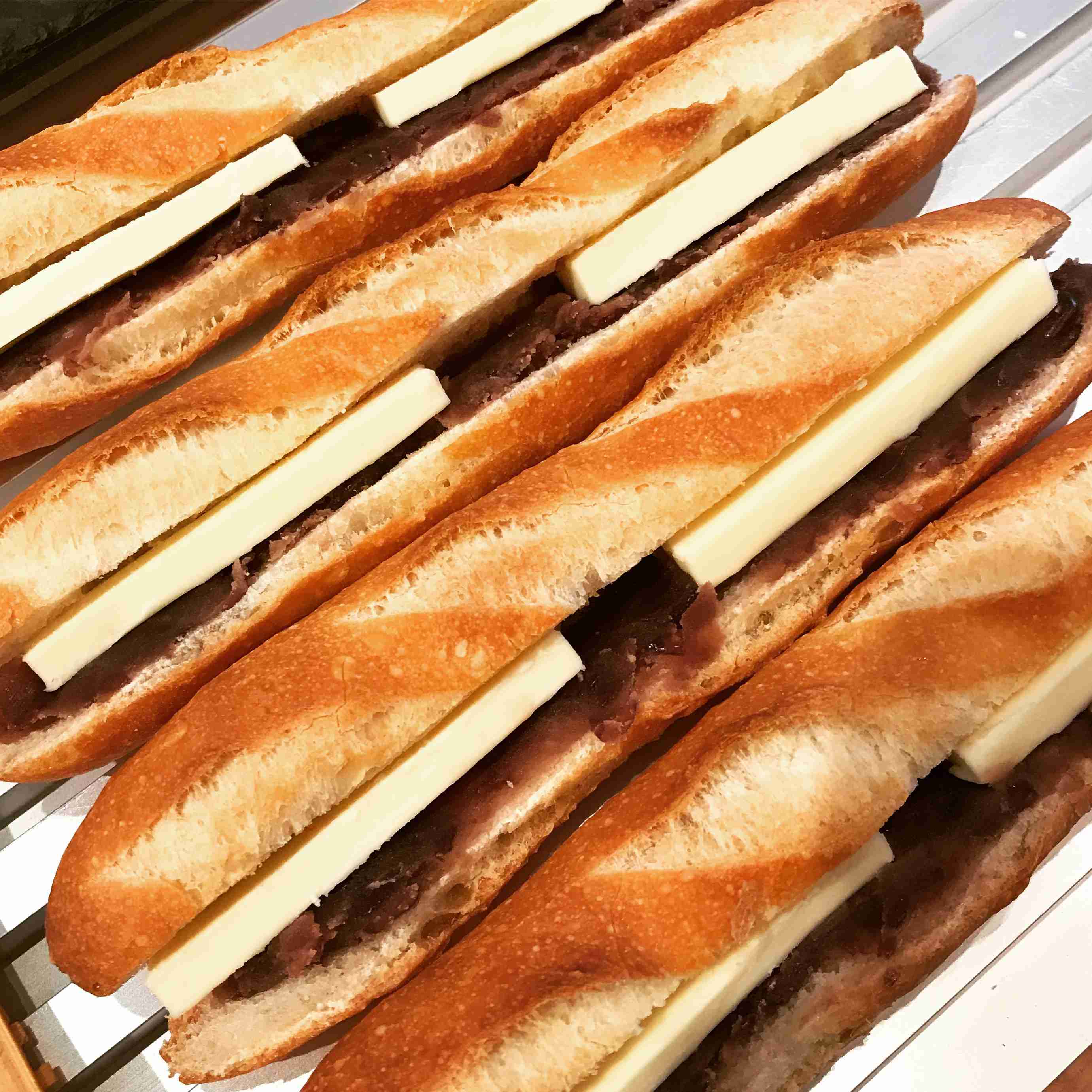 「一番好きな菓子パン」ランキング発表！　2位は「クリームパン」…圧倒的1位は“食感が2度楽しい”パン