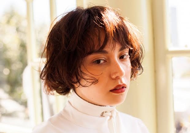 自画像を描くトピ