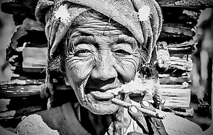 自画像を描くトピ