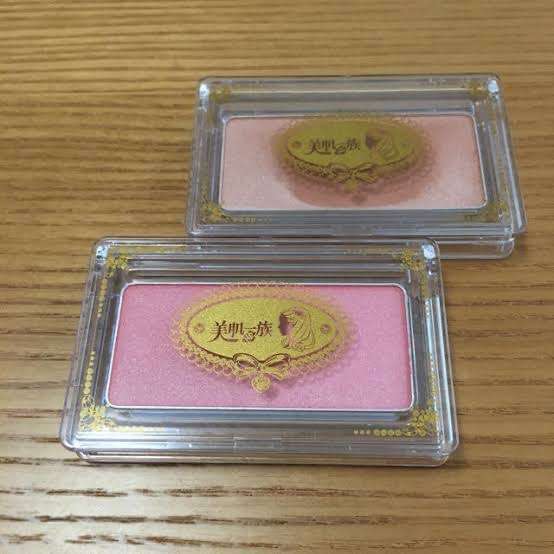 懐かしい感じがするメイクやファッション