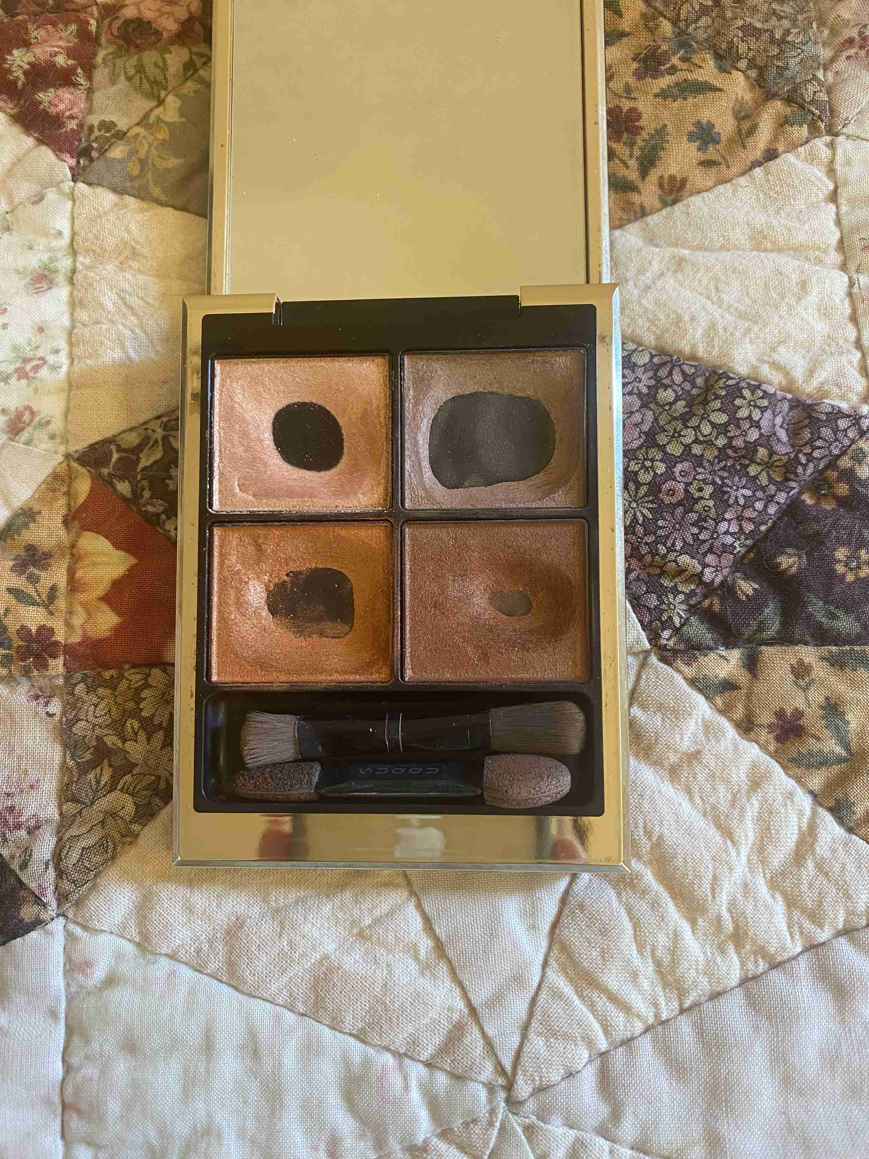 「“マスクなし”でいざメイク!」その化粧品、本当に使っても大丈夫?『使用期限』と『使わない方がいい』状態とは