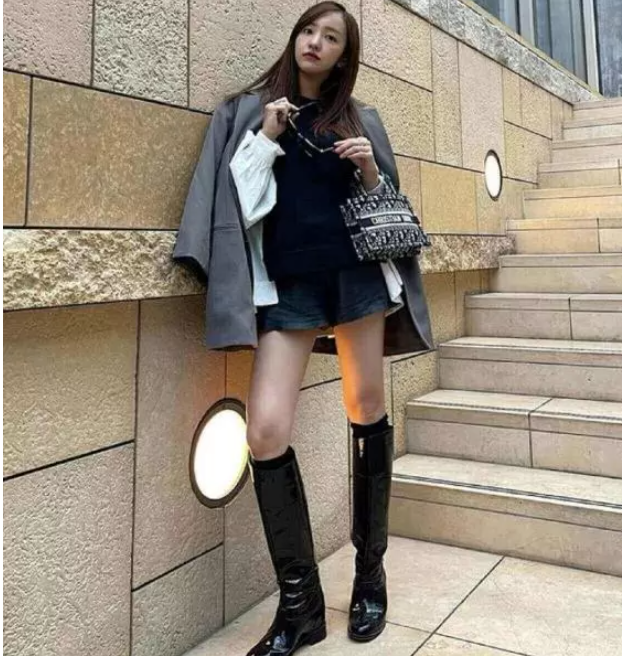 板野友美、美背中あらわな大胆ブラックドレスSHOTに絶賛の声「美しすぎます」「カッコいい」