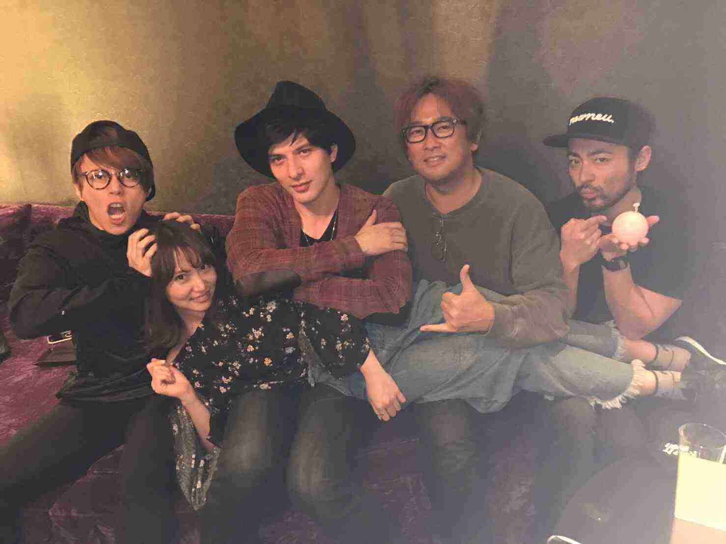 板野友美、美背中あらわな大胆ブラックドレスSHOTに絶賛の声「美しすぎます」「カッコいい」