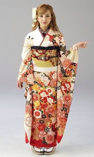 板野友美、美背中あらわな大胆ブラックドレスSHOTに絶賛の声「美しすぎます」「カッコいい」