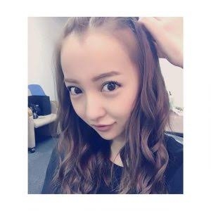 板野友美、美背中あらわな大胆ブラックドレスSHOTに絶賛の声「美しすぎます」「カッコいい」