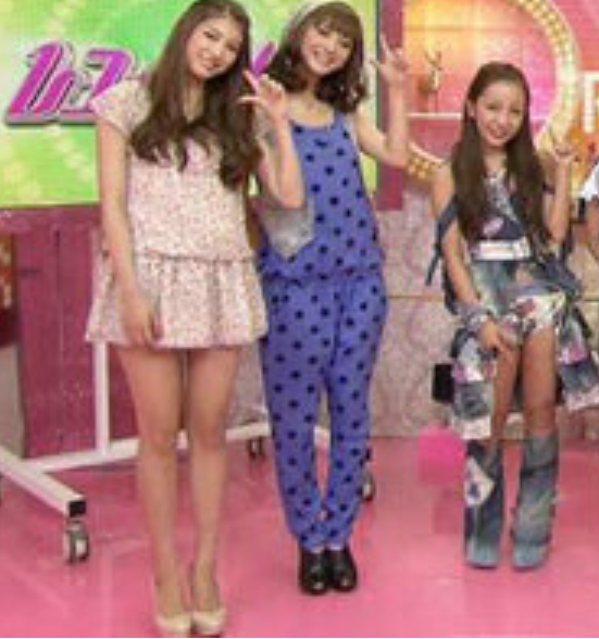 板野友美、美背中あらわな大胆ブラックドレスSHOTに絶賛の声「美しすぎます」「カッコいい」