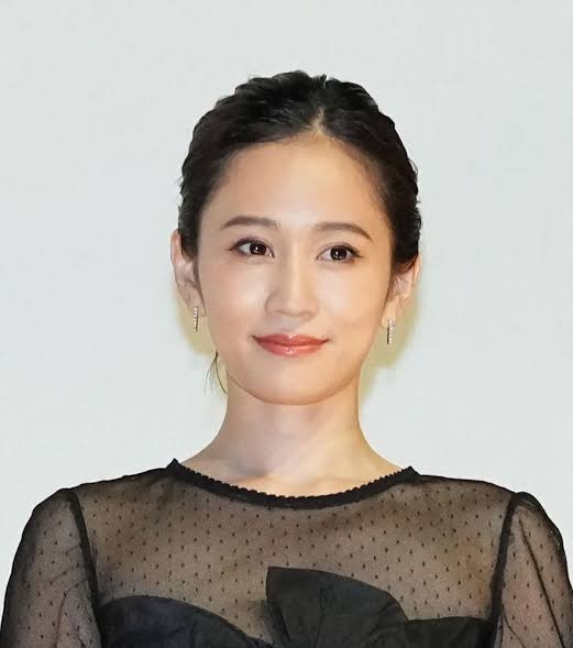 前田敦子、ボブヘアの最新ショットに「どんな髪型も似合ってて好きです」「おかっぱも可愛い」と反響！