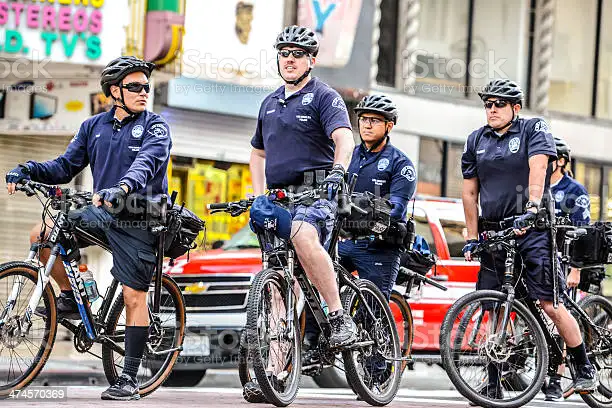 自転車ヘルメット着用、警視庁が先行して「模範」 4月から努力義務