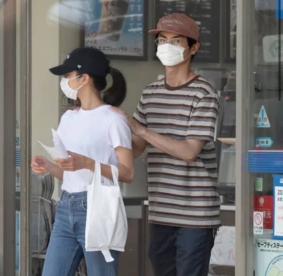 黒島結菜　宮沢氷魚との“お泊まり愛”を目撃！日曜朝に2人で愛犬散歩の堂々ぶり【写真あり】