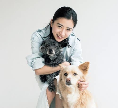 黒島結菜　宮沢氷魚との“お泊まり愛”を目撃！日曜朝に2人で愛犬散歩の堂々ぶり【写真あり】