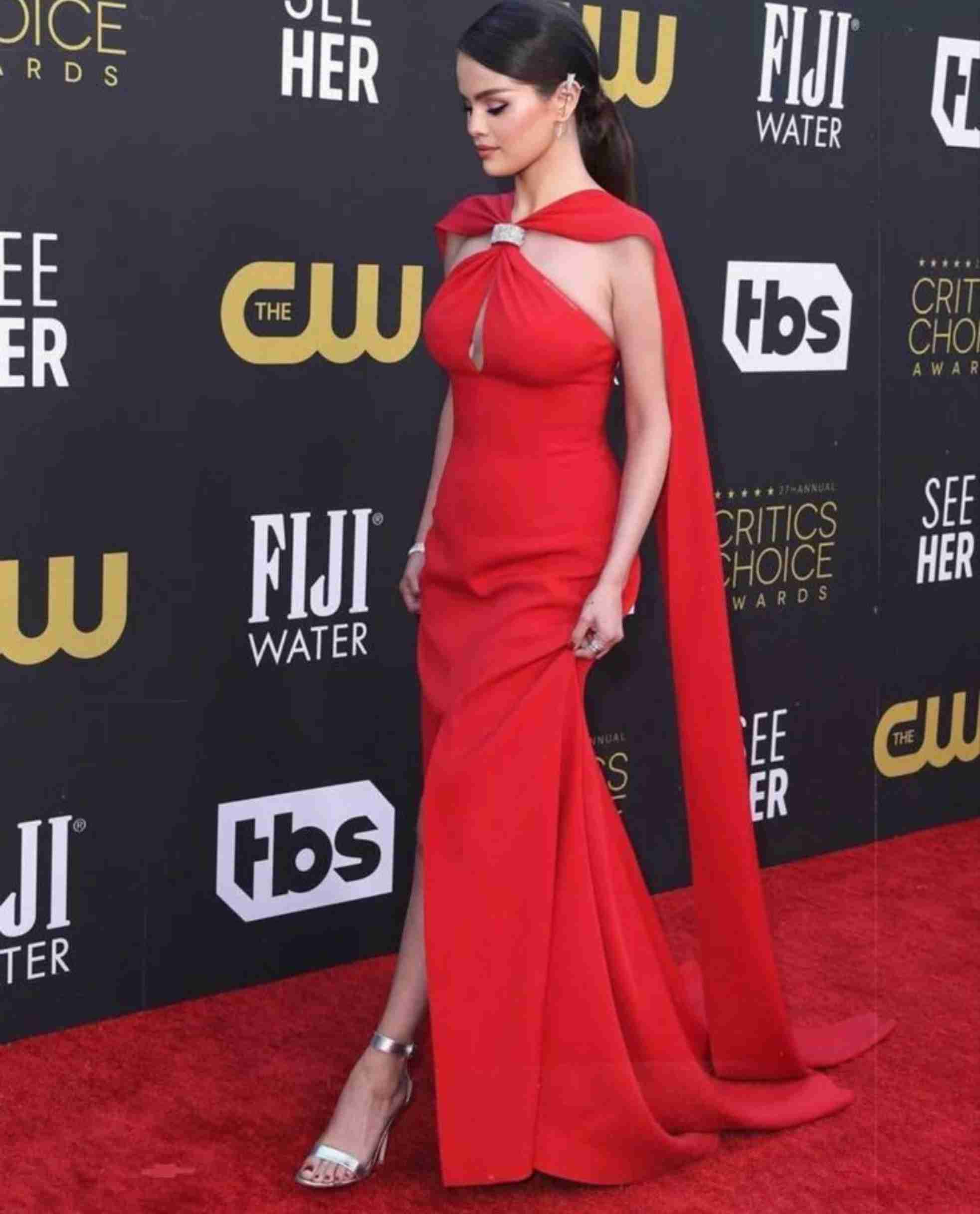 セレーナ・ゴメス、二重あごショットを堂々公開！「ありのままが素敵」「本当の美しさに加工はかなわない」の声