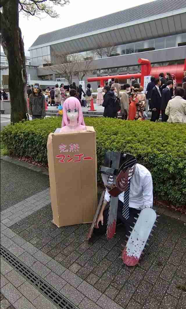 日本の大学生、ゼレンスキー大統領の仮装で卒業式に カーキ色の服にひげ