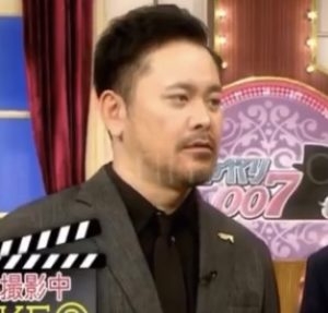 日本の大学生、ゼレンスキー大統領の仮装で卒業式に カーキ色の服にひげ