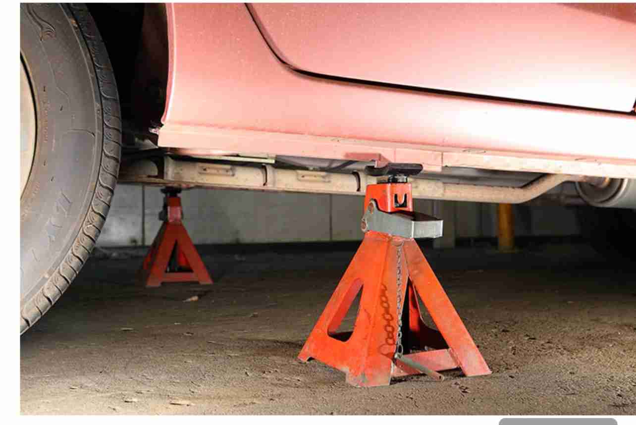 バンパーの交換中 車の