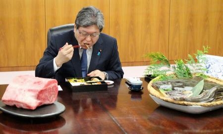 岸信千世氏　公式サイトがまた物議…個人情報を入力しないと入れない