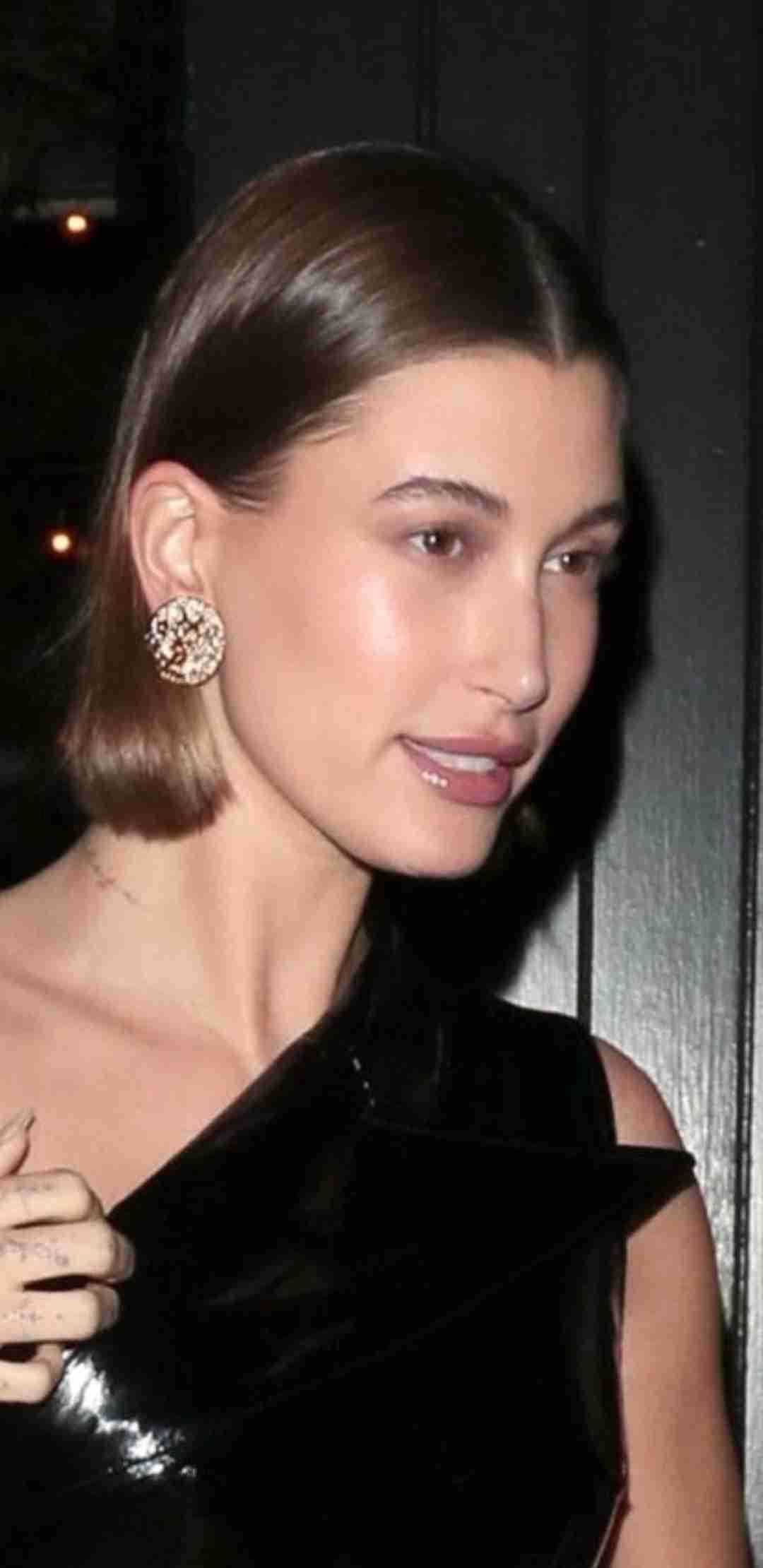 セレーナ・ゴメス、ノーメイクでくつろぐ自撮り写真を披露　「ナチュラルビューティの女王！」絶賛の声続出