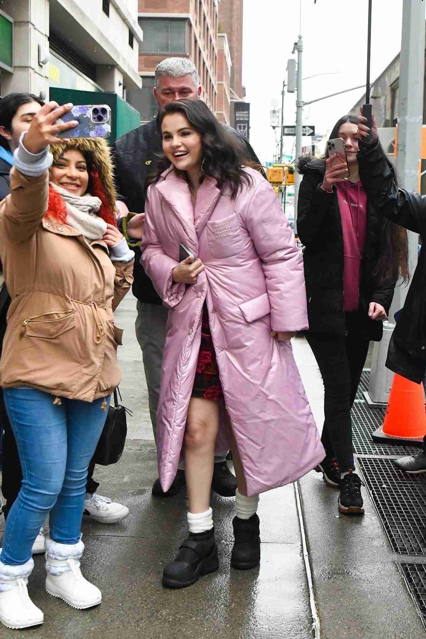 セレーナ・ゴメス、ノーメイクでくつろぐ自撮り写真を披露　「ナチュラルビューティの女王！」絶賛の声続出