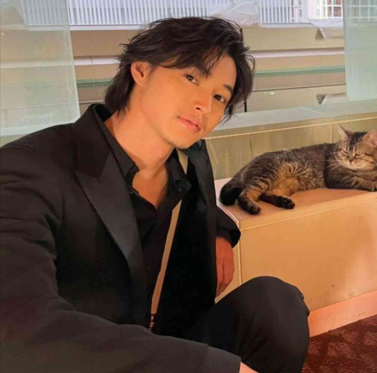 山崎賢人、ダンディショットでファン悩殺…色気あふれるオールバックヘアに「目がやられます」とファン興奮
